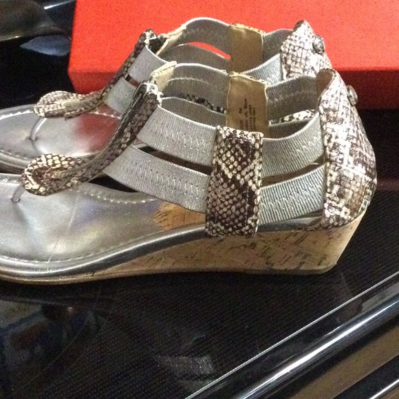 Donald J. Pliner Silver Metallic Snake Print Sandal Size 8 very gently worn - Picture 4 of 15
